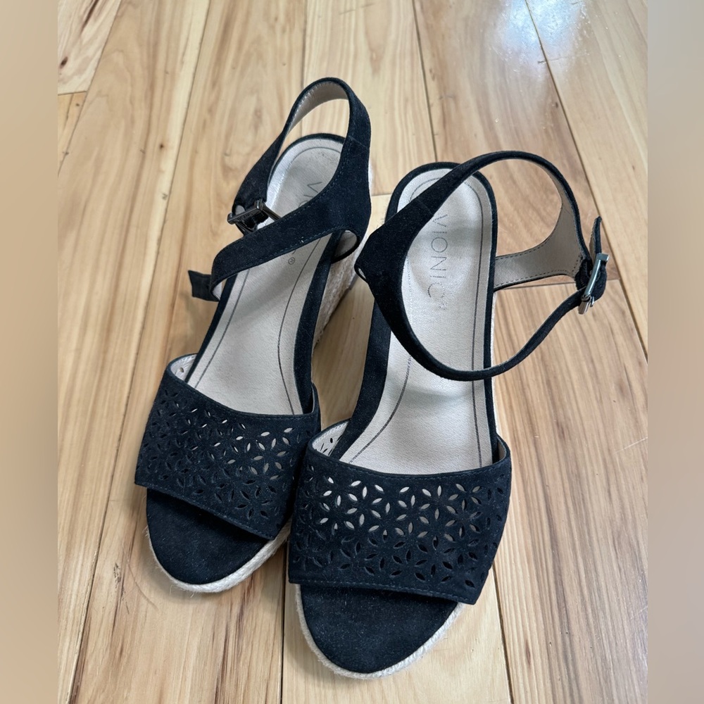 EUC Vionic Wedge Sandles size 8. Worn once.